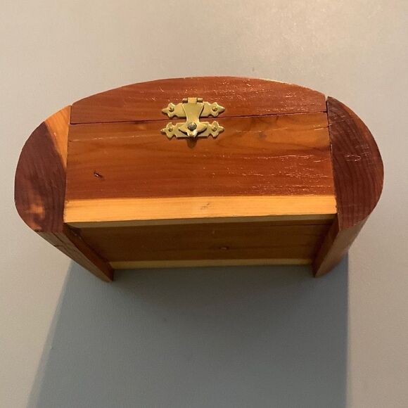 Vintage Cedar Souvenir Jewelry Box - Picture 4 of 6